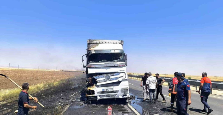 Mardin'de seyir halindeki tırda yangın çıktı