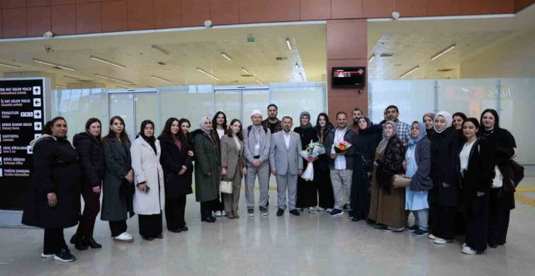 Mardin'de Umreden Dönen Çiftlere Duygusal Karşılama