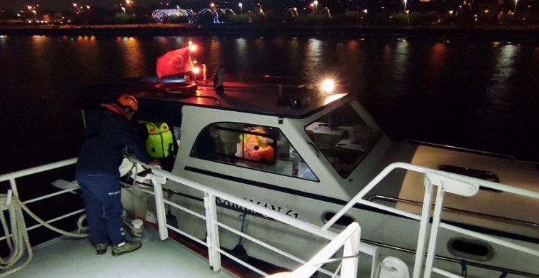 Marmara Denizi'nde Makine Arızası Geçiren Tekne Kurtarıldı