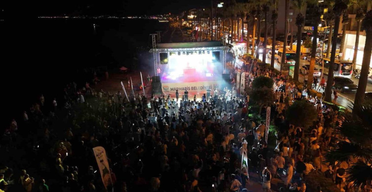 Marmaris halk plajında müzik ve dans festivali coşkusu