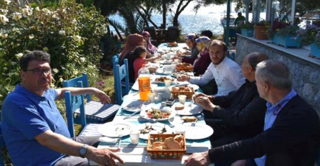 Marmaris Müftülüğü Çalışanları Tayini Çıkan Personelin Ardından Kutlama Yaptı