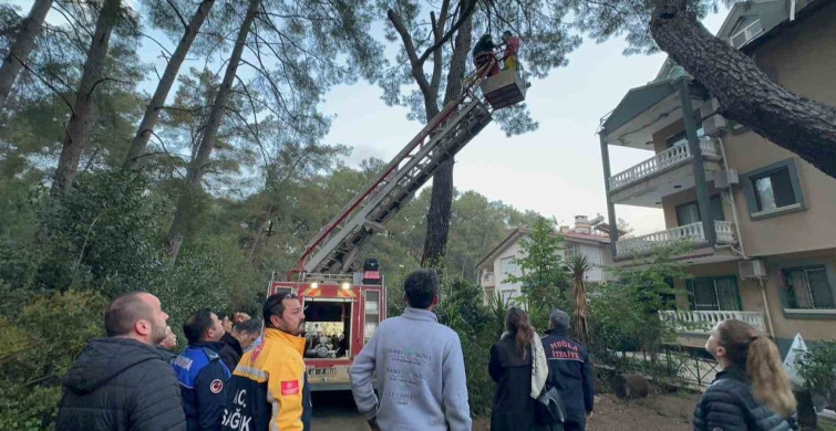 Marmaris'te Çatı Katında Yangın, Bir Kişi Kurtarıldı