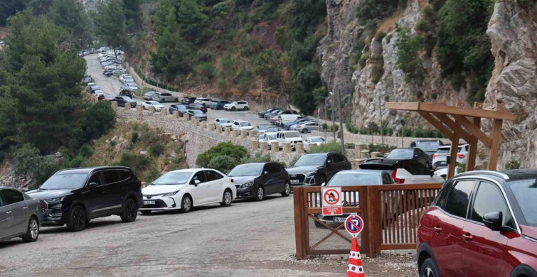Marmaris'te dikkat çeken tablo: Otellerde doluluk sorunu yaşanırken bu tesisin kapısında araç kuyruğu oluştu