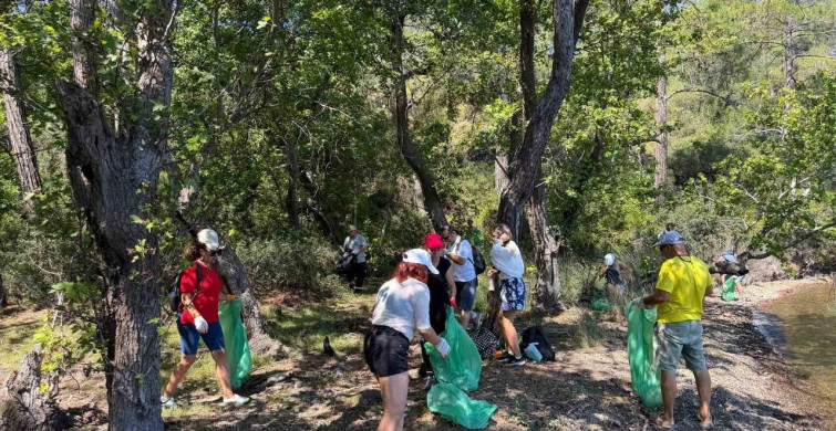Marmaris'te doğa gönüllüleri ile çevre temizliği etkinliği