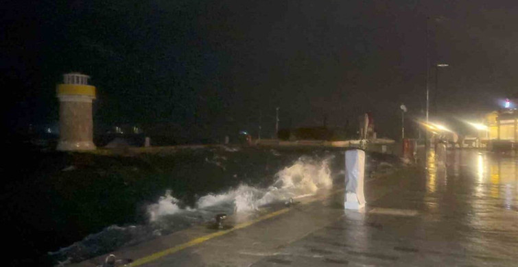 Marmaris'te Fırtına ve Sağanak Yağış Etkili Oluyor