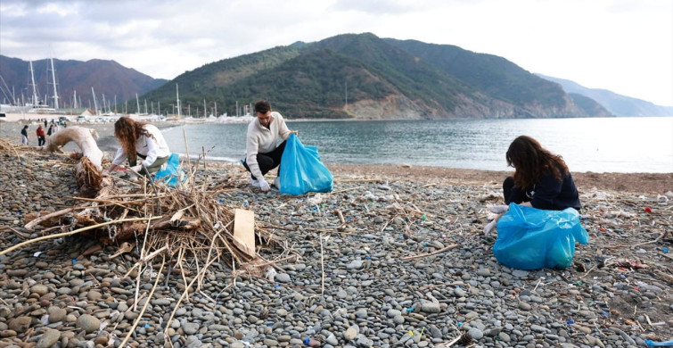 Marmaris'te Gönüllü Gençlerden Çevre Temizlik Etkinliği