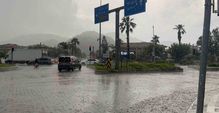 Marmaris'te sağanak yağış günlük yaşamı olumsuz etkiledi