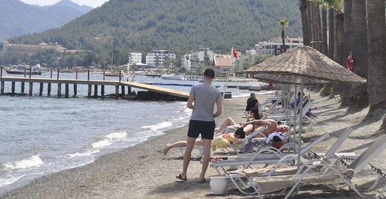 Marmaris’te Sahillerin Tadını Turistler Çıkarıyor