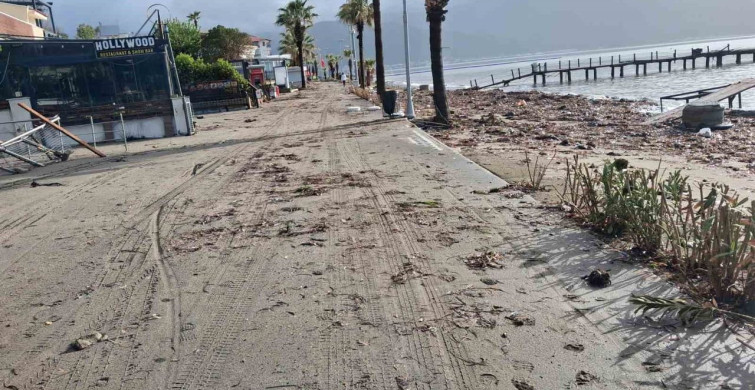 Marmaris’te Şiddetli Fırtına ve Sağanak Yağış Etkili Oldu