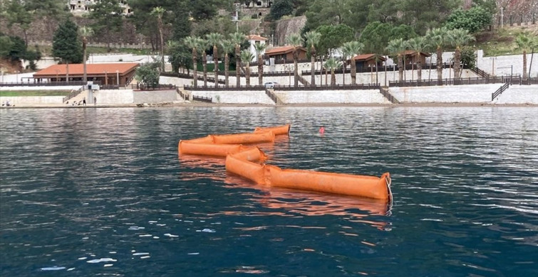 Marmaris'te Yarısı Batan Tekneden Yakıt Sızıntısı Önlemi