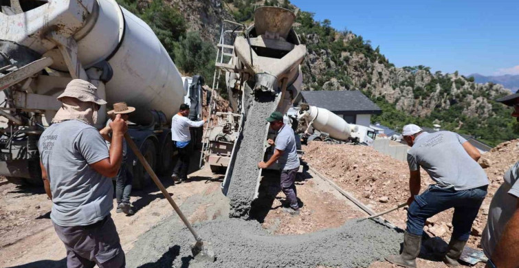 Marmaris'te yol yapım ve bakım çalışmaları sürüyor
