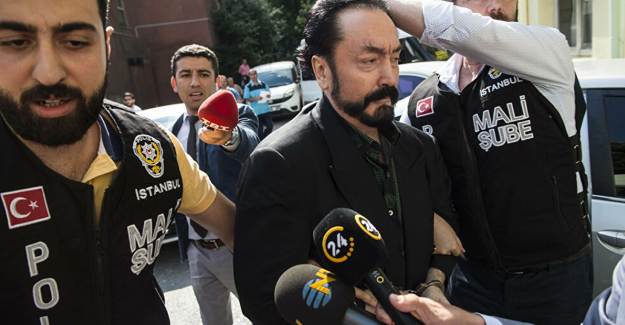 Maske Takmayan Adnan Oktar, Salondan Çıkarıldı