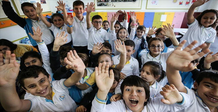 MEB’den tatili 4 gün daha uzattı! Anneler babalar 9 gün bayram edecek