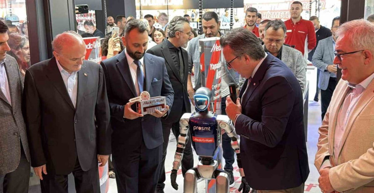 MediaMarkt Türkiye, Düzce'deki Yeni Mağazasını Robot Anahtarla Açıkladı