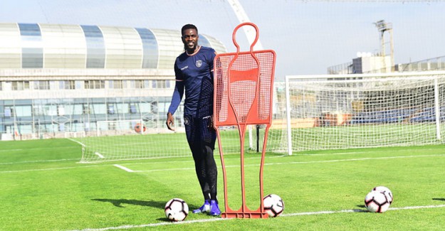 Medipol Başakşehir’de Adebayor Sevinci!