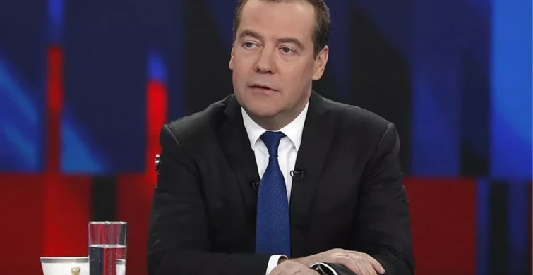 Medvedev'den Macron'a ironik yanıt: Korkudan Grönland'dan vazgeçecekler
