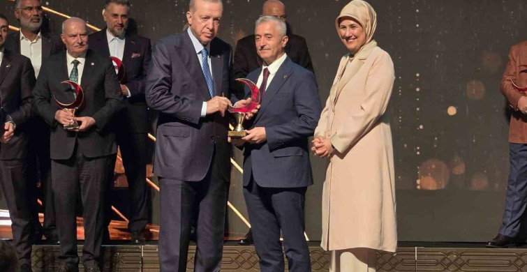 Mehmet Tahmazoğlu'na Kızılay Birincilik Ödülü