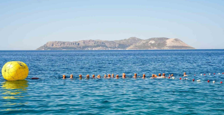 Meis-Kaş yüzme maratonunda sporcular dostluk için kulaç attı