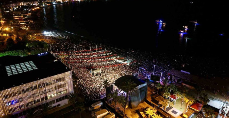 Melek Mosso, Alanya'da Festivale Renk Katıyor