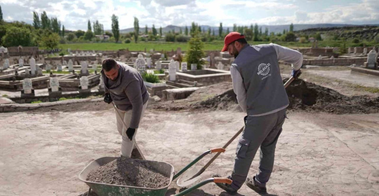 Melikgazi Mezarlıkları Bayrama Hazırlanıyor