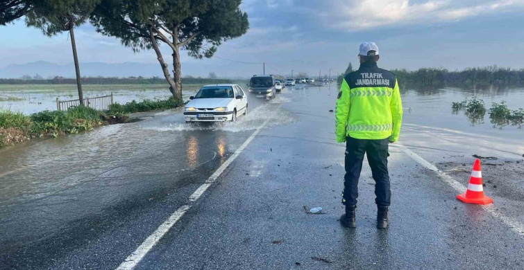 Menderes Nehri Taşarak Tarım Arazilerini Sular Altında Bıraktı