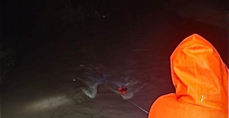 Menderes'te Dereye Uçan Araçta Mahsur Kalan Vatandaş Kurtarıldı