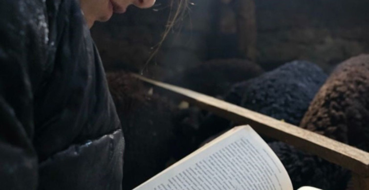 Menekşe Sevinç: Gündüz Hayvanlarla Gece Eğitimle Hayallerinin Peşinde