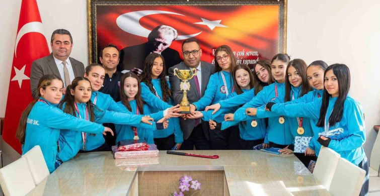 Menteşe Cumhuriyet Ortaokulu Hokey Takımı, Türkiye Yarı Finalleri'nde Muğla'yı Temsil Edecek