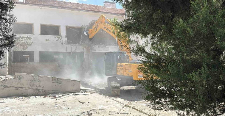Menteşe'de 72 yıldır hizmet veren eski hastane binasında yıkım çalışmaları başladı