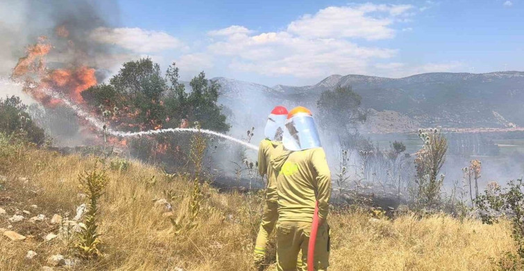 Menteşe'de makilik yangını kontrol altına alınmaya çalışılıyor