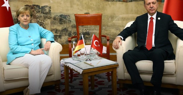 Merkel Erdoğan'ın Önünde Diz Çöktü