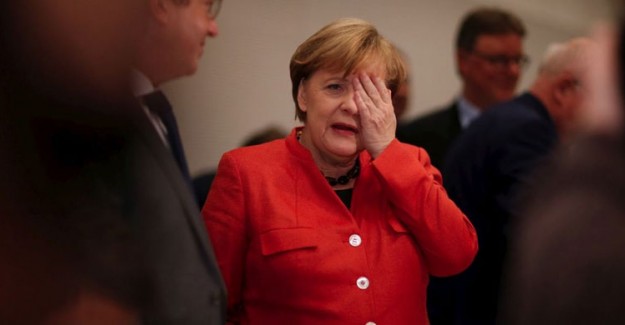 Merkel'in E-Postası Hacklendi