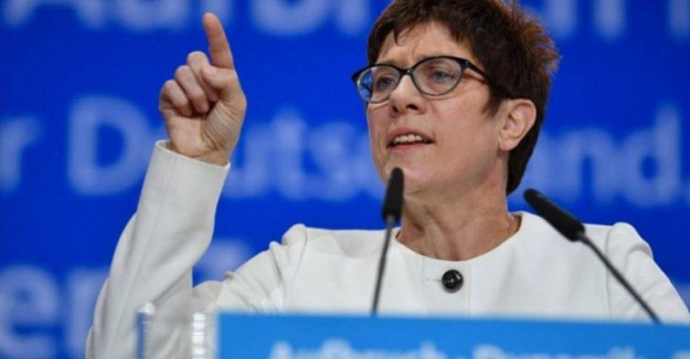 Merkel'in Yerine Aday Olacak Karrenbauer Kötü Haberi Verdi