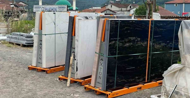 Mermer Bloklar Arasında Kalan İşçi Ağır Yaralandı