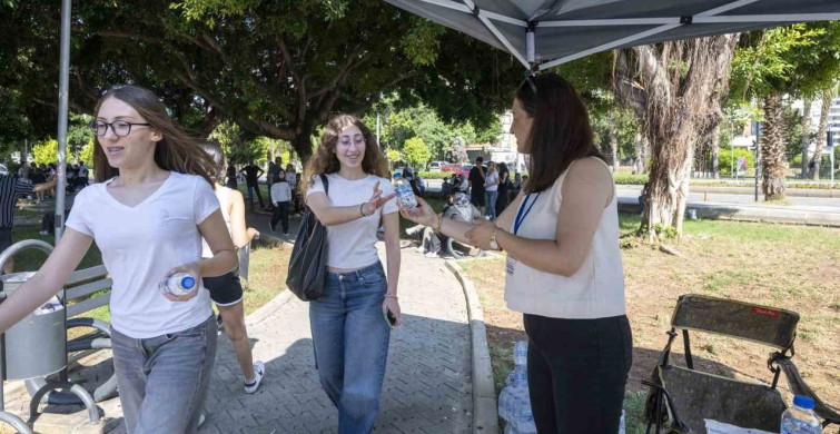 Mersin Büyükşehir Belediyesi yks heyecanında öğrenci ve velilerin yanında yer aldı