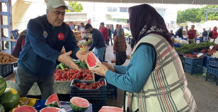 Mersin Pazarı'nda Sezonun İlk Karpuzları Satışa Çıktı
