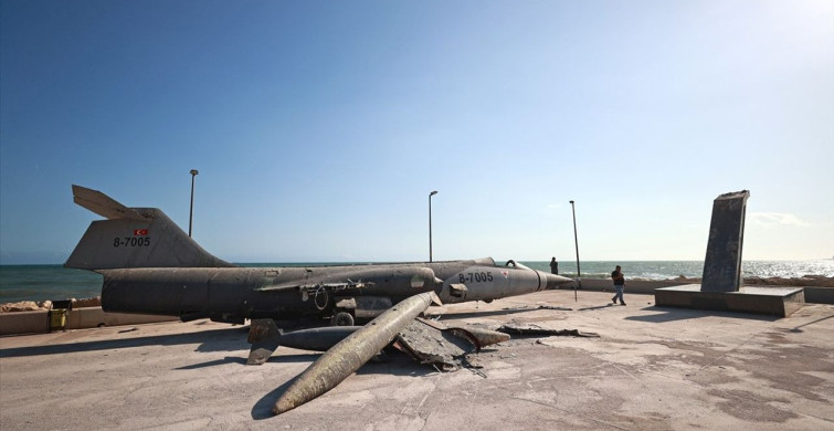Mersin Sahilinde Sergilenen Savaş Uçağı Korozyon Nedeniyle Söküldü