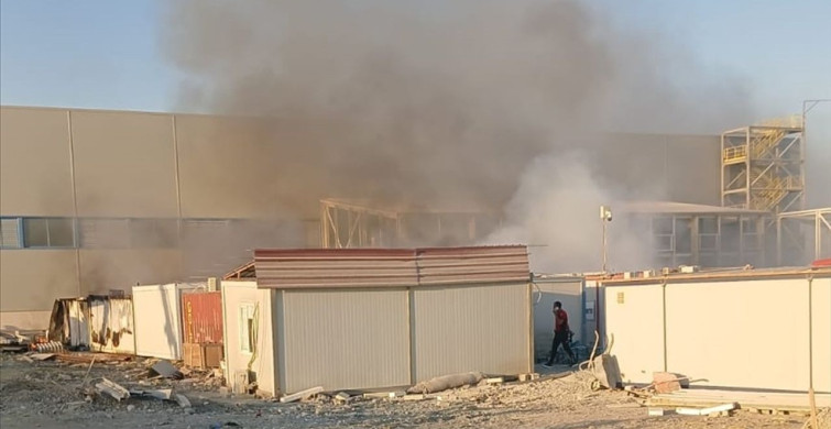 Mersin Tarsus'ta Fabrika Konteynerlerinde Yangın Çıktı