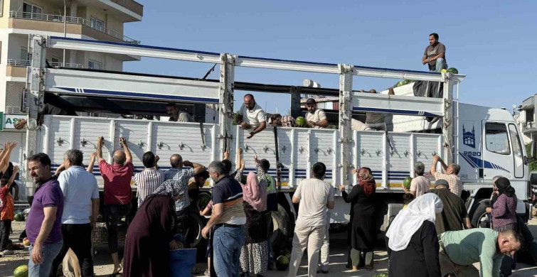 Mersin Tarsus'ta Hayırsever Karpuz Dağıttı