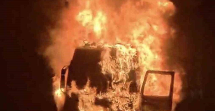 Mersin Tarsus'ta Seyir Halindeki Tır Alev Alev Yandı