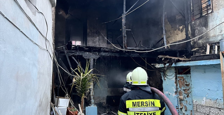 Mersin Tarsus'ta Yangın: İki Katlı Ev Kullanılamaz Hale Geldi