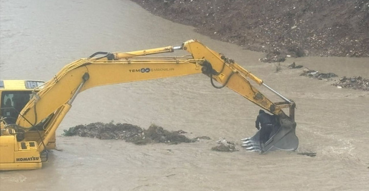 Mersin'de Akarsuya Düşen Sürücü Kurtarıldı