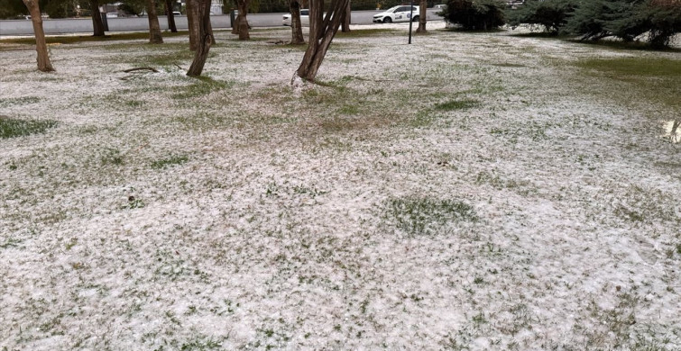 Mersin'de Aniden Bastıran Dolu Yaşama Olumsuz Etki Etti