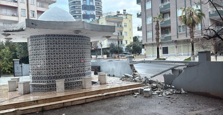 Mersin'de Cipi Cami Duvarına Çarpan Kaza Güvenlik Kamerasında