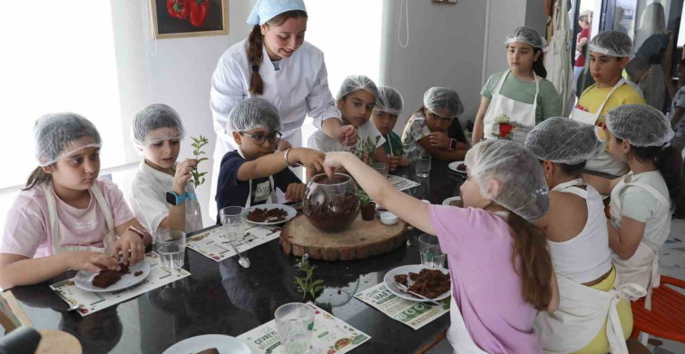 Mersin'de Çocuklar Atıkları Sanata Dönüştürüyor