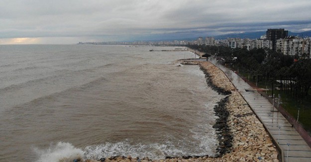 Mersin'de Deniz Çamura Büründü