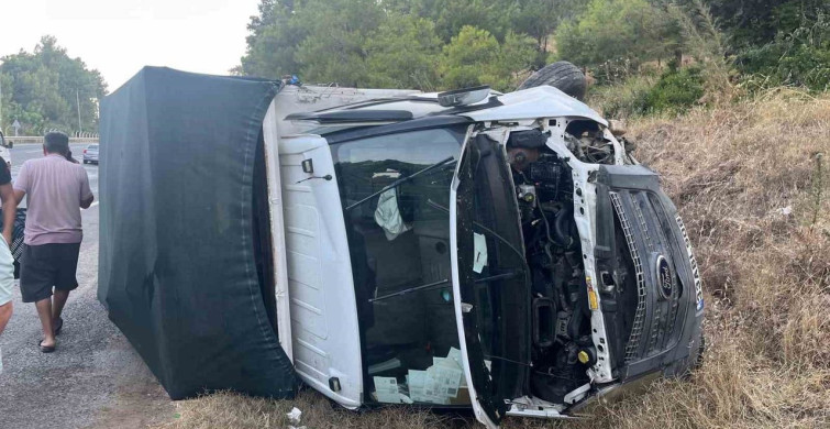 Mersin'de devrilen kamyonetteki sürücü yaralandı