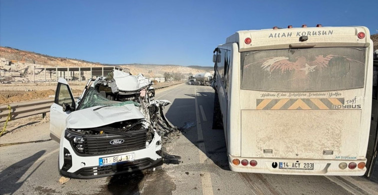 Mersin'de Feci Kaza: Midibüsle Çarpışan Araçta Sürücü Hayatını Kaybetti