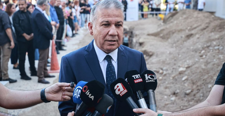 Mersin'de Fin Balinası İskeleti Gömüden Çıkarılıyor