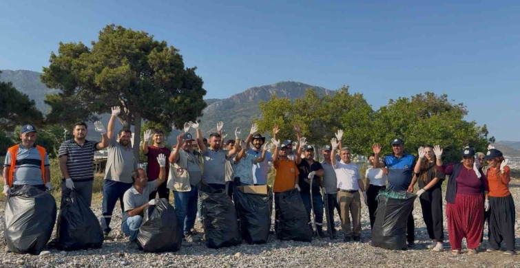 Mersin'de gençlerden sahil temizliği seferberliği